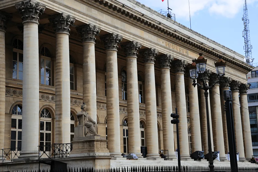 The colonnade of the Palais Brongniart, the former Paris stock exchange, Paris 2nd — METROREALTY