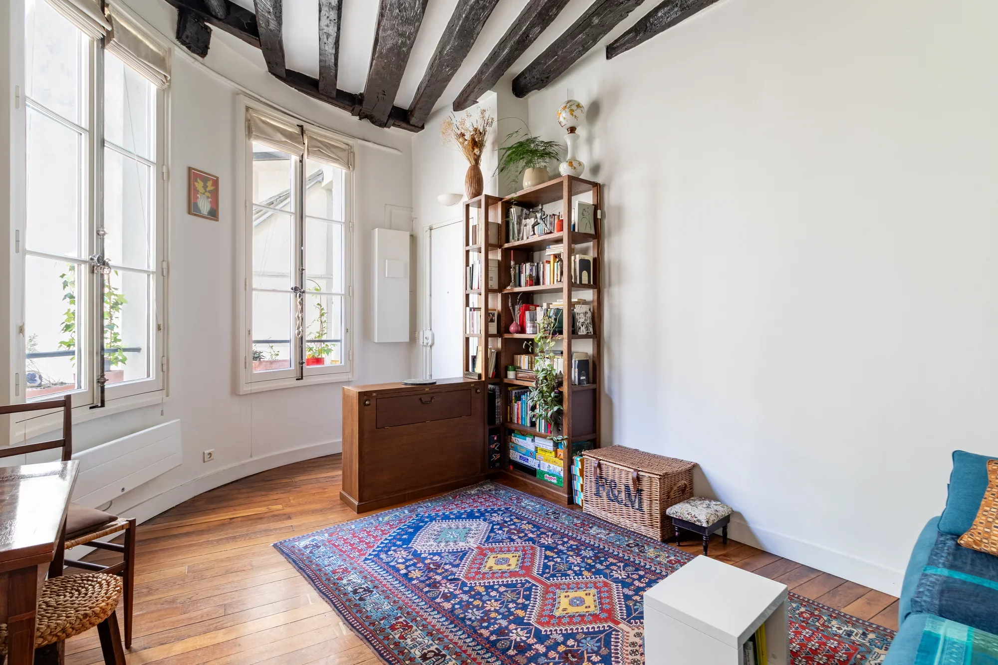 PARIS 1ER – BANQUE DE FRANCE – 2 PIÈCES AVEC ASCENSEUR ET BELLE HAUTEUR SOUS PLAFOND