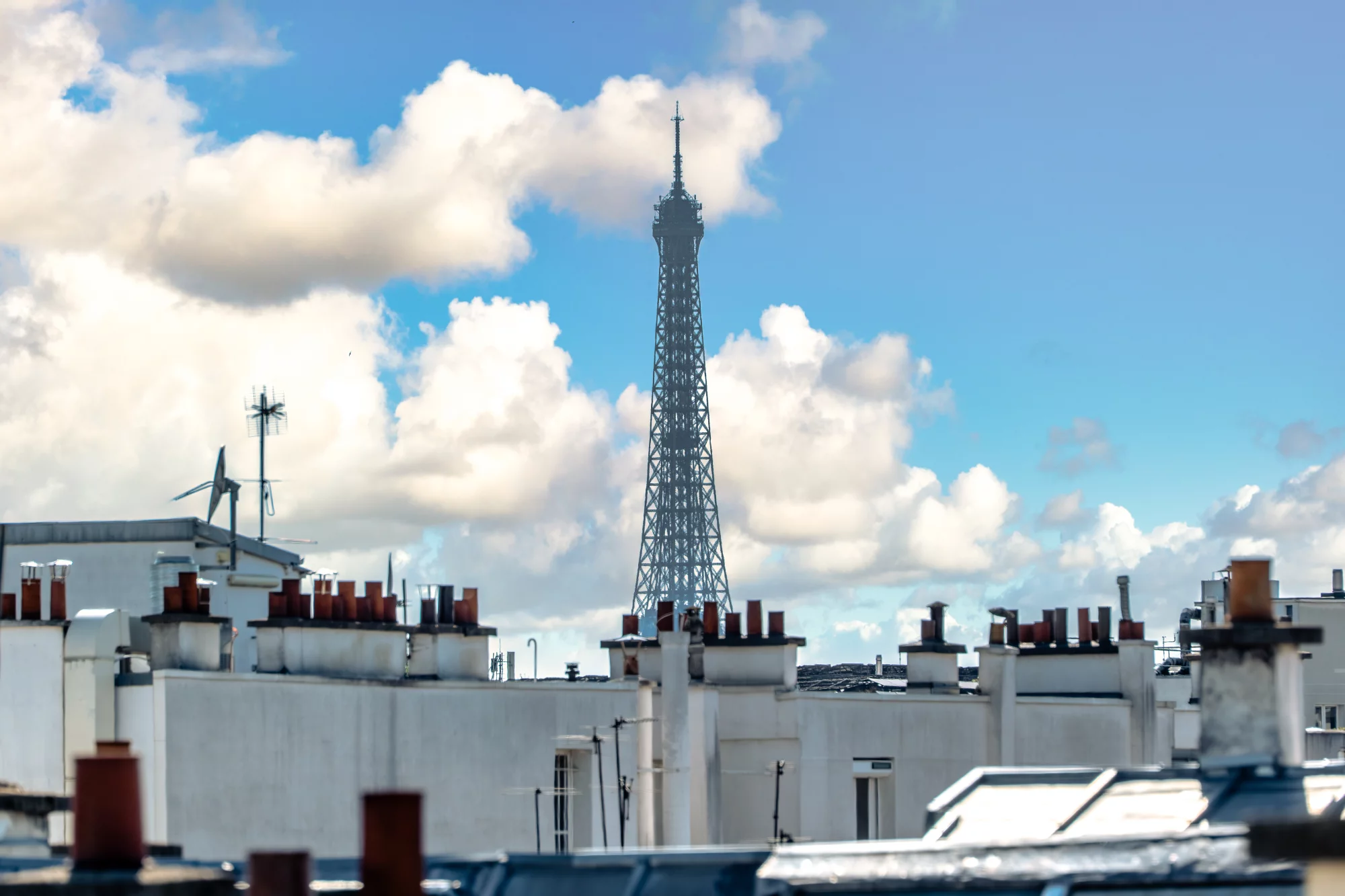 PARIS 2e - ETIENNE MARCEL - DERNIER ÉTAGE AVEC ASCENSEUR - VUE TOUR EIFFEL