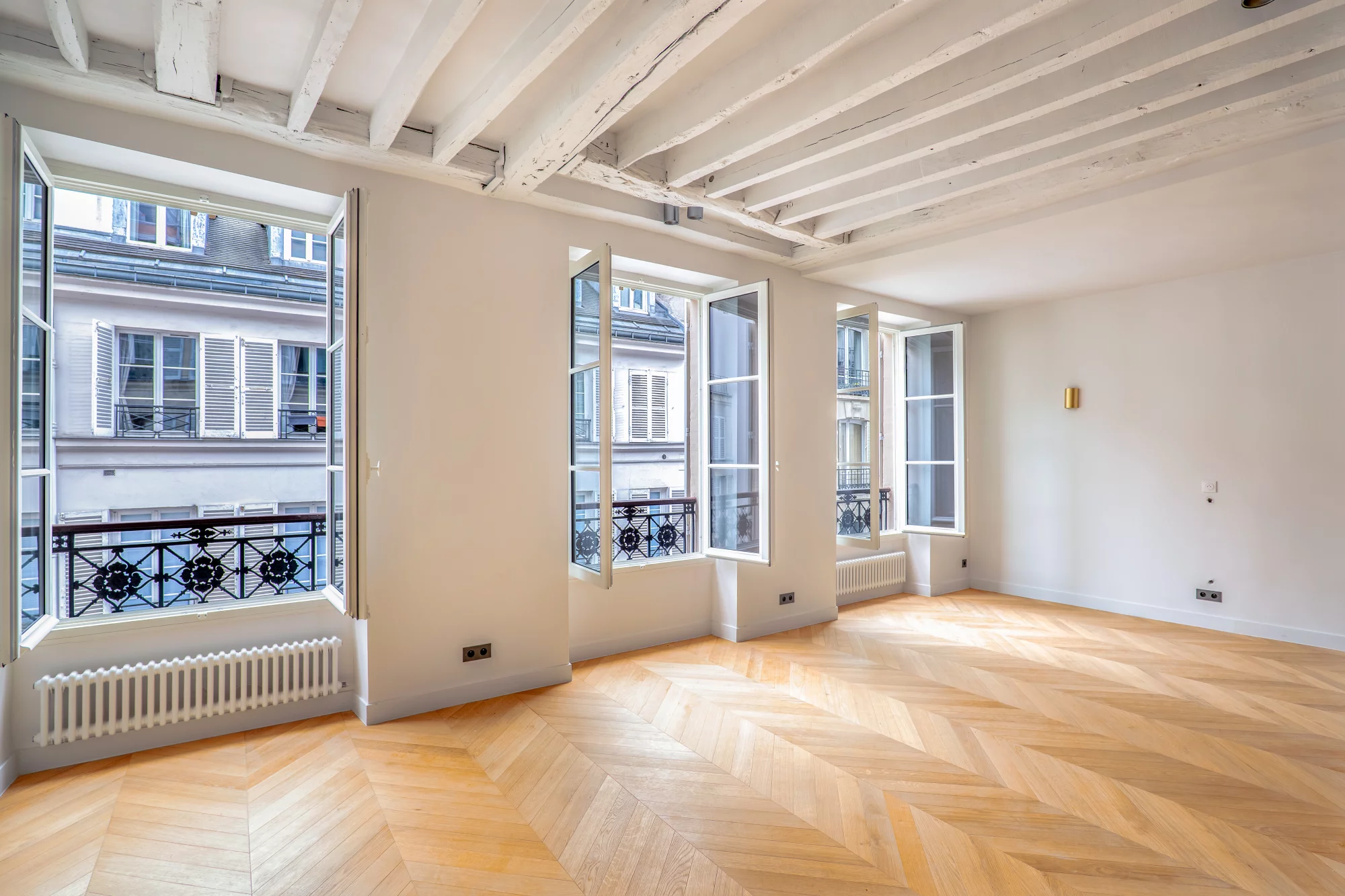 PARIS 7th – BABYLONE / BON MARCHÉ – BEAUTIFULLY RENOVATED 2-BEDROOM APARTMENT