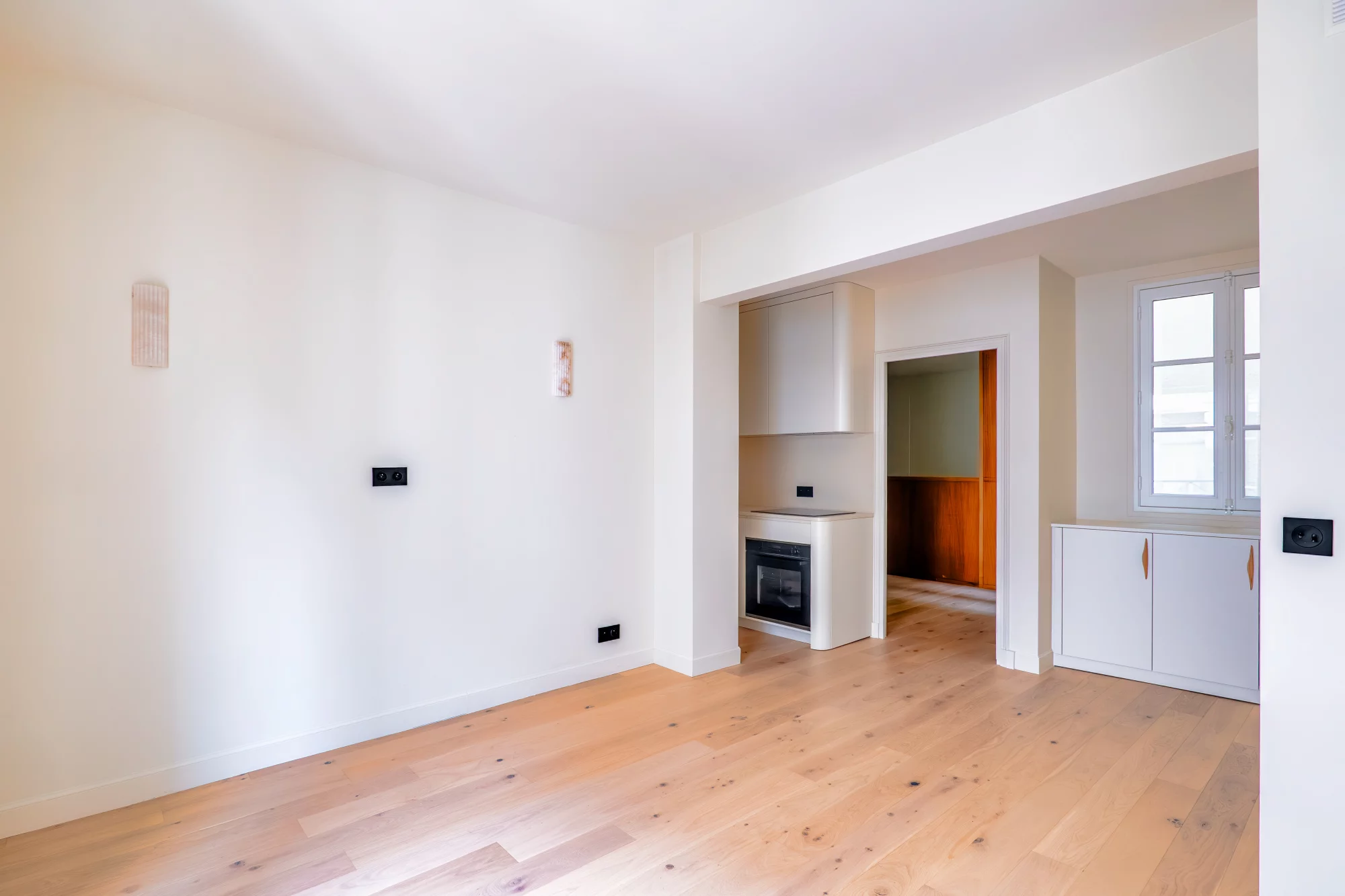 PARIS 4th – MARAIS / TEMPLE – BEAUTIFULLY RENOVATED 2-BEDROOM APARTMENT WITH ELEVATOR