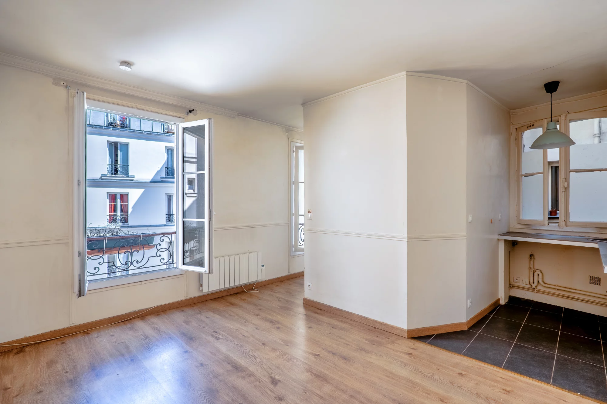 PARIS 18th – MONTMARTRE / CLIGNANCOURT – WELL-DESIGNED ONE-BEDROOM APARTMENT