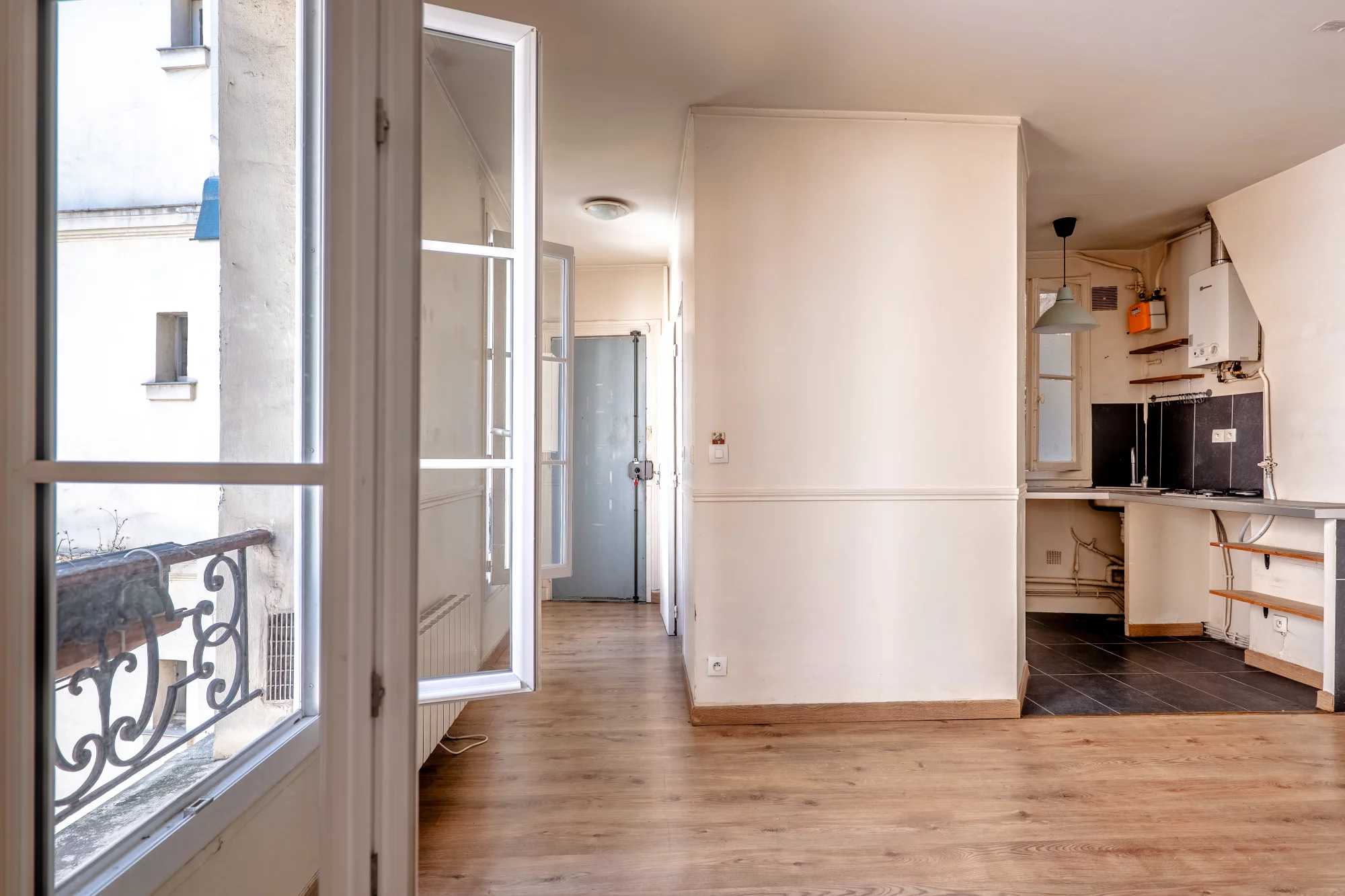 PARIS 18th – MONTMARTRE / CLIGNANCOURT – WELL-DESIGNED ONE-BEDROOM APARTMENT