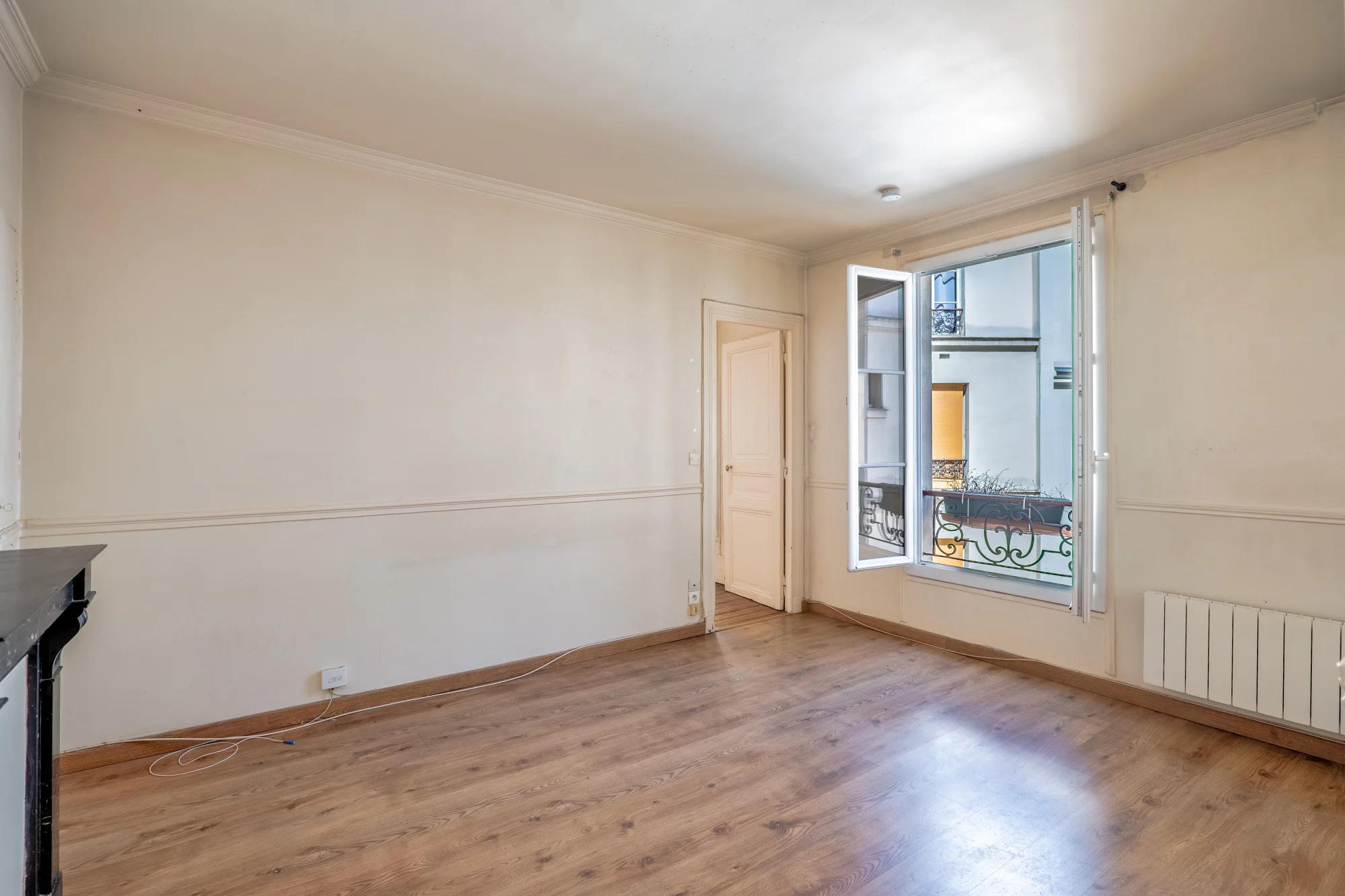 PARIS 18th – MONTMARTRE / CLIGNANCOURT – WELL-DESIGNED ONE-BEDROOM APARTMENT