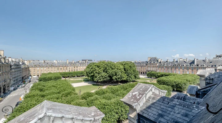 PARIS – PLACE DES VOSGES – APPARTEMENT D’EXCEPTION 5 PIÈCES AVEC VUE SUR PLACE DES VOSGES